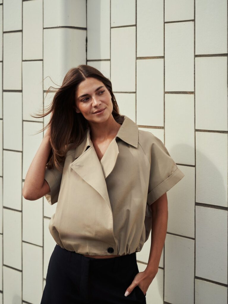 Neo Noir jasje Lisha trench coat korte mouw taupe